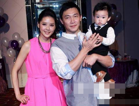 严立婷一家三口 严立婷一家三口